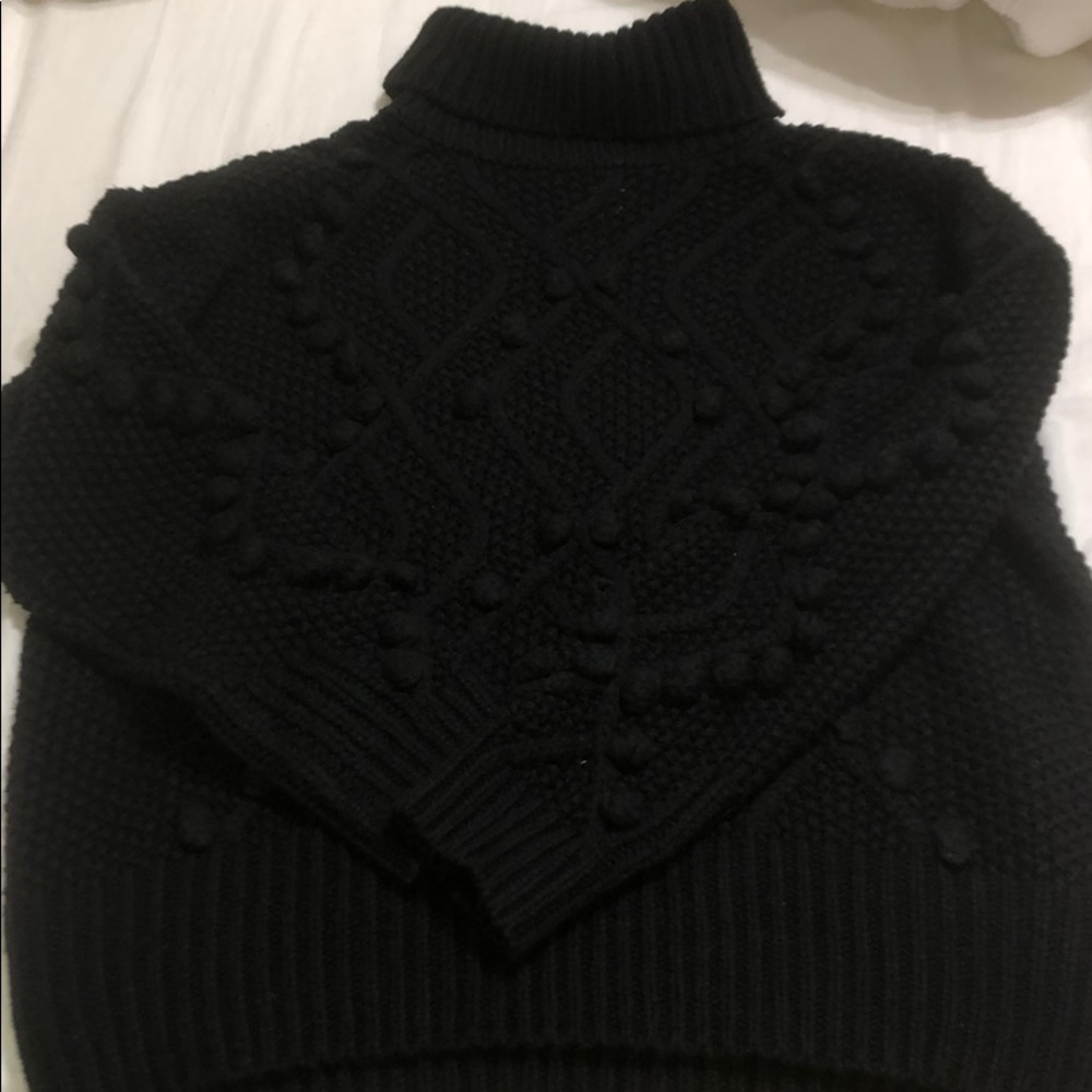 BLACK TURTLENECK SWEATER